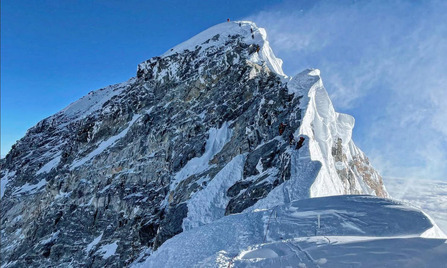 Núi Everest bị chê quá đông và bẩn - 1