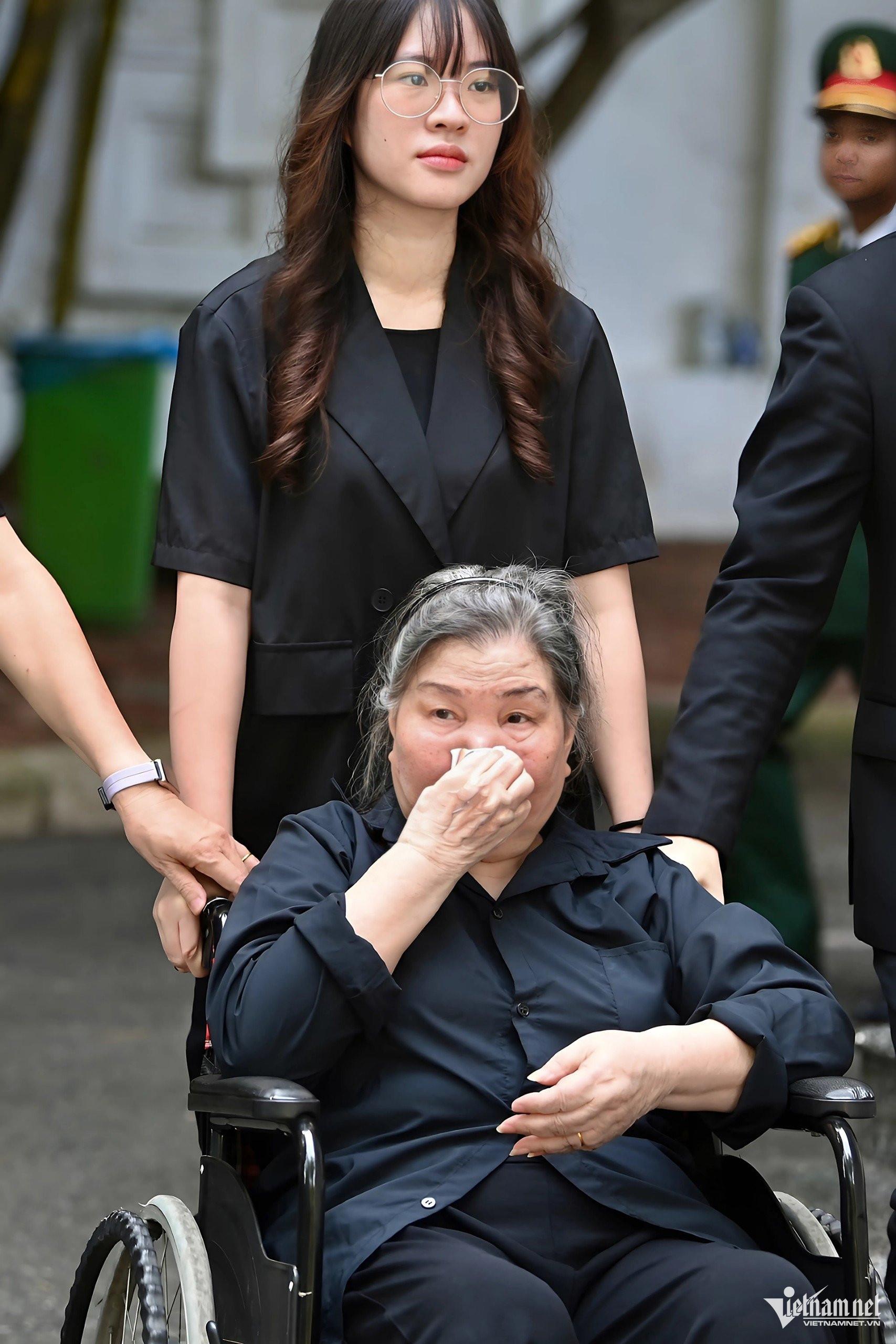 Cô giáo 92 tuổi ngồi xe lăn đến tiễn đưa học trò Nguyễn Phú Trọng