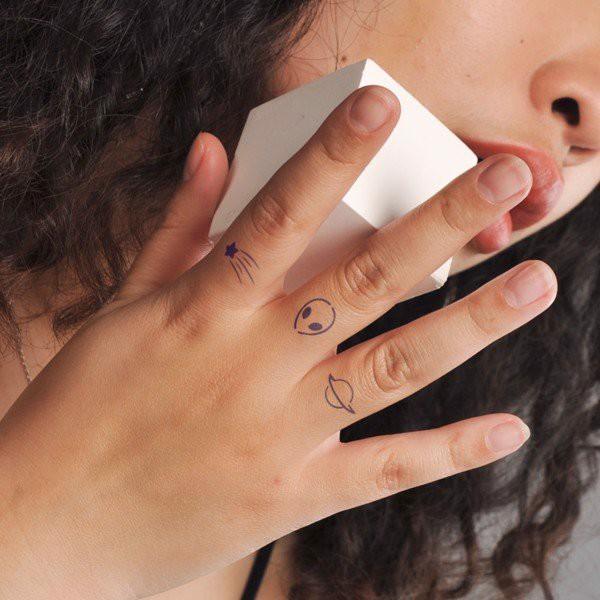 Độc đáo với cách kết hợp hình xăm ở các ngón tay