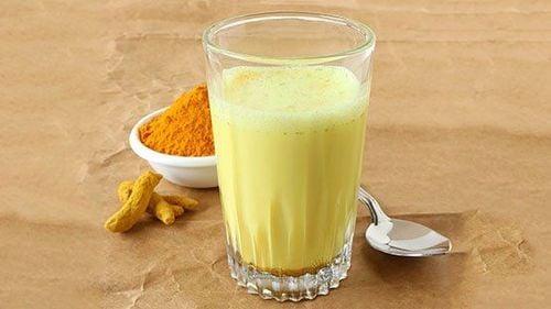 10 lợi ích của sữa nghệ và cách làm