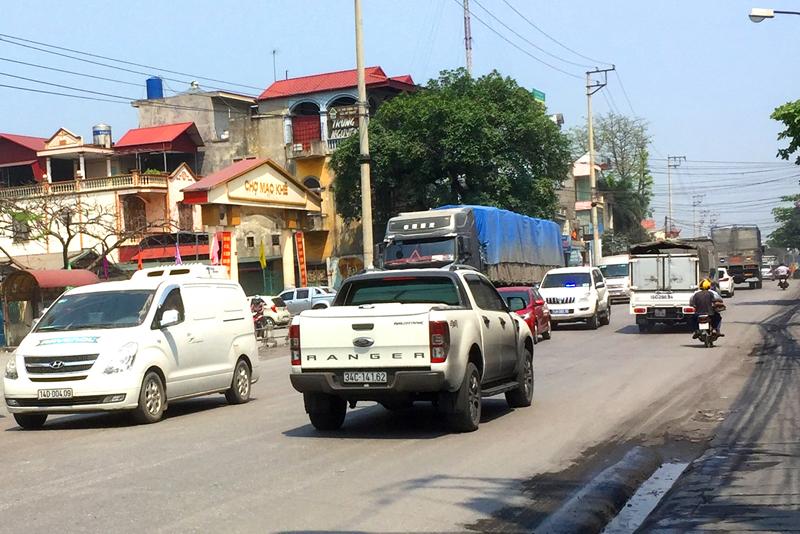 Mật độ phương tiện tham gia giao thông trên QL 18 qua phường Mạo Khê (TX Đông Triều) với lưu lượng lớn.
