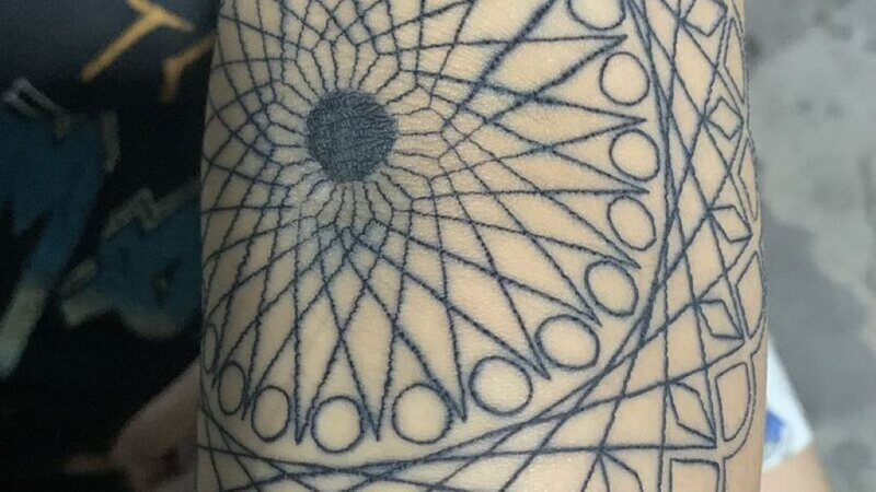 Hình xăm bị nổ mực là gì? Có cách nào khắc phục nó hay không?