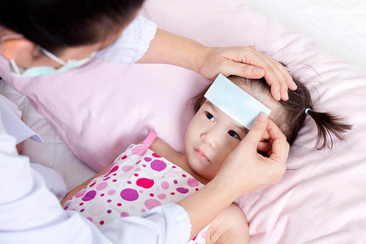 trẻ sốt có nên bật quạt không