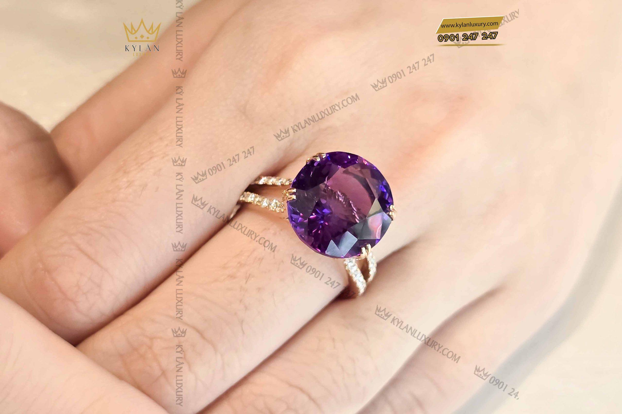 Kỳ Lân Luxury nhan vang hong nguyen khoi au750 dinh da thach anh tim 5 scaled Nhẫn vàng hồng nguyên khối Au750 đính đá thạch anh tím