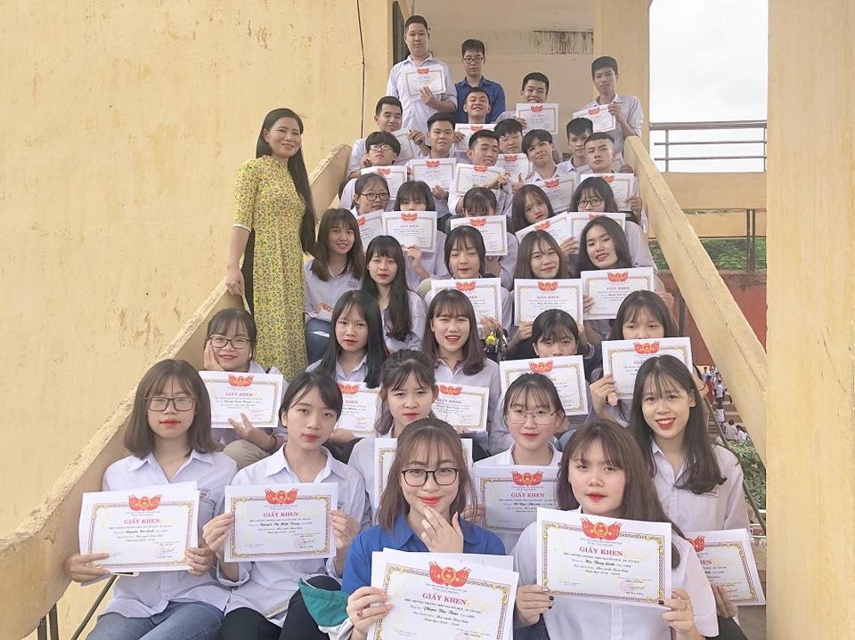 Lớp 45 học sinh chăm học, đoàn kết khiến dân mạng trầm trồ