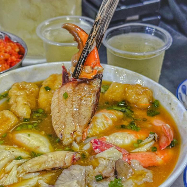 Tiệm bánh canh đắt nhất Sài Gòn, 700k/tô vẫn hút khách, quán lề đường tự tin “chất lượng ngang nhà hàng”