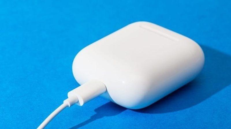 Cách nhận biết hộp sạc tai nghe hết pin
