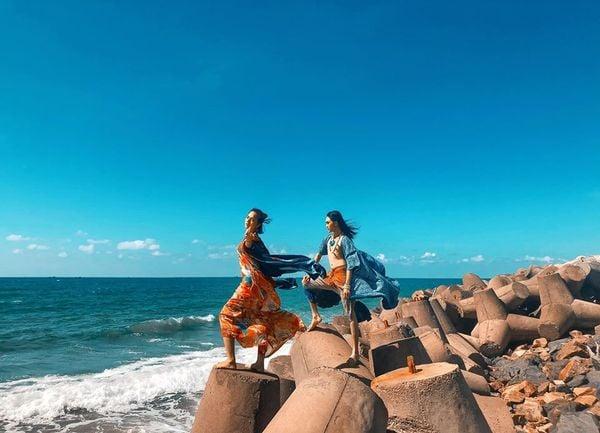 bãi đá ông địa tại kè chắn sóng Phan Thiết