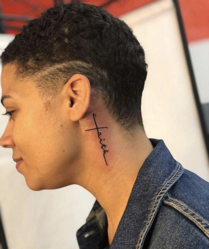 Tổng hợp 555+ hình xăm chữ sau tai hot trend hiện nay