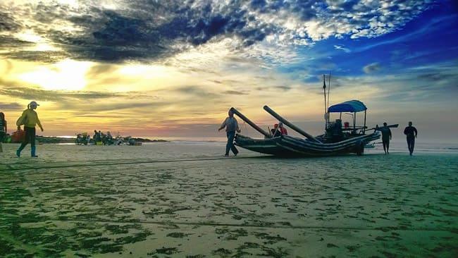 Bãi biển Hải Thịnh Nam Định - điểm đến hoang sơ, yên bình với bãi cát mịn và làn nước trong xanh
