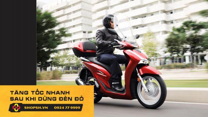Tăng tốc nhanh sau khi dừng đèn đỏ là nguyên nhân SH Ý tốn xăng