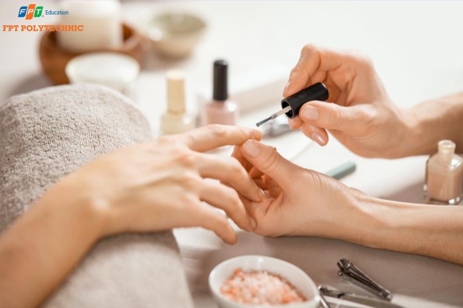 Học vẽ móng có giống sơn móng không?