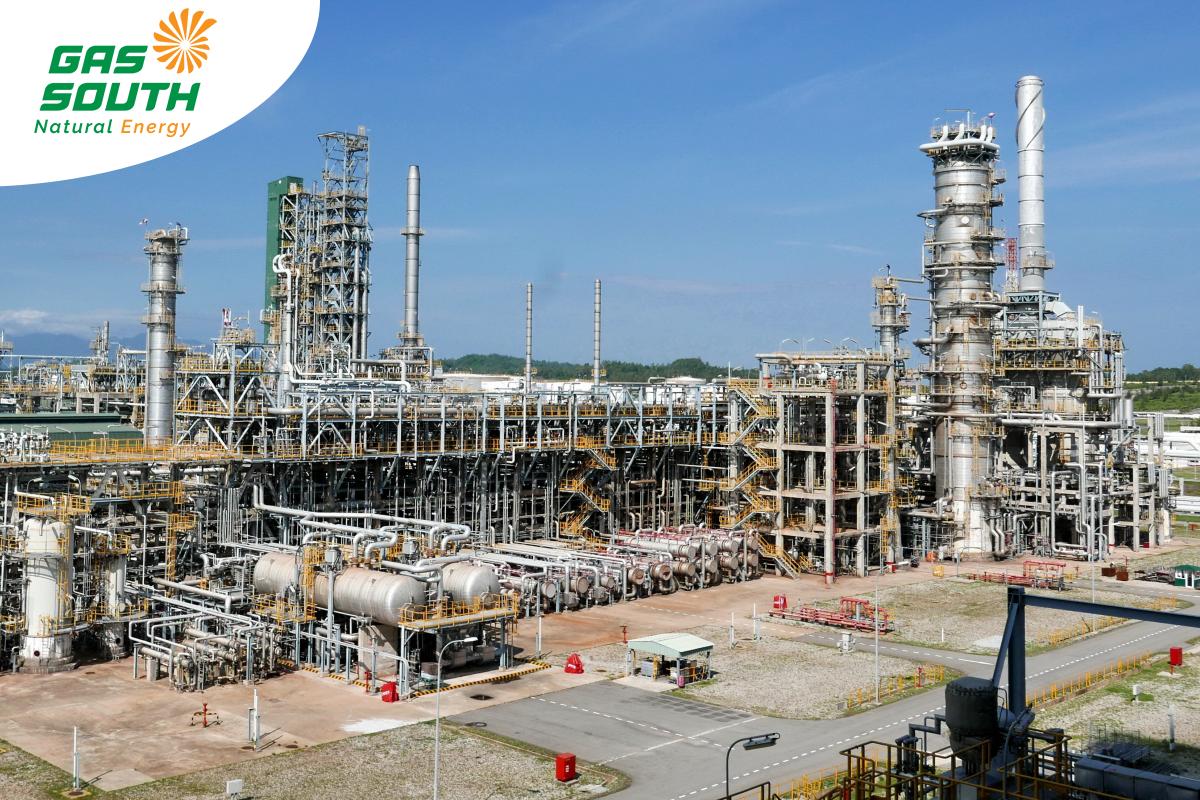 Dầu mỏ được chế biến tại các nhà máy lọc dầu hiện đại