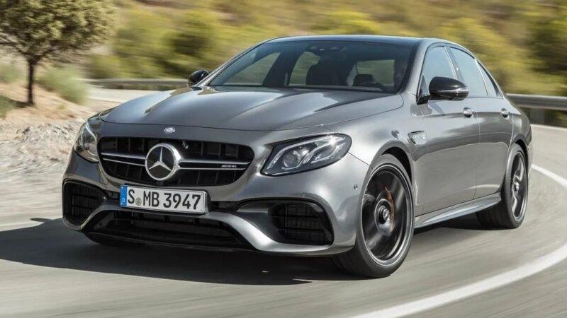 Với sự ra mắt ngày càng nhiều các mẫu xe khủng trong phân khúc, Mercedes E63 AMG được tung ra nhằm “lấy lại trật tự” cho hãng xe hơi Đức. Ngoại thất Với kích thước tổng thể (dài x rộng x cao) là 4993 x 1907 x 1460mm, Mercedes E63 AMG 2018 có dáng vẻ thể thao, gầm thấp và lướt gió tốt. Merc E63 2018 sở hữu một thiết kế ngoại thất ấn tượng, khỏe khoắn trong từng đường nét tạo tác. Lưới tản nhiệt dạng 2 nan kim loại với biểu tượng sao 3 cánh Mercedes E Class quen thuộc tại trung tâm. Cụm đèn trước LED được tạo hình độc đáo, thu hút mọi ánh nhìn với cách bố trí các chi tiết rất bắt mắt. Hốc gió và cản sau được thiết kế hòa quyện vào nhau cũng là điểm dễ dàng nhận ra ở bản E63 AMG mới, theo đúng ngôn ngữ thiết kế của Mercedes gần đây. Trên nắp capo cũng được dập nổi những đường gân khí động học thể thao mạnh mẽ. Mercedes E63 AMG 2018 sở hữu những đường gân dập nổi chạy dọc hai bên thân xe, bộ mâm 19 inch 10 chấu sơn màu xám titan trên phiên bản E63 4MATIC và 20 inch 6 chấu kép sơn đen trên phiên bản S. Cả 2 đều đi kèm lốp 265/35 ở phía trước và 295/30 ở bánh sau. Phần đuôi xe thiết kế không được bắt mắt lắm, với đèn hậu bo tròn góc. Phía dưới là cản sau nổi bật với tấm hướng gió liền mạch với cặp ống xả kép vuông. Nội thất Nội thất E63 khá quen thuộc, không có nhiều khác biệt về tổng thể so với các dòng A-class hay S-class, với bản táp lô được phủ nhiều chi tiết bằng sợi carbon, với màn hình kép 12.3 inch thời trang, độc đáo. Xe nổi bật với tay lái 3 chấu bọc da Nappa kiểu AMG, tích hợp nút bấm điều khiển. Gương chiếu hậu trong chống chói tự động tiện lợi. Bảng đồng hồ thông thường được thay thế hoàn toàn bằng Màn hình LCD mang đến trải nghiệm mới lạ. Ghế ngồi thiết kế dạng thể thao ôm hành khách, mang đến cảm giác dễ chịu. Sự tinh tế còn được thể hiện ở những đường viền ánh sáng màu tùy chọn chạy xung quanh khoang cabin của xe. Hàng ghế phía sau có không gian rộng rãi thoải mái cho 3 người cùng ngồi. Mẫu Mercedes E63 AMG 2018 cũng sở hữu khoang chứa đồ rộng 640L, gập hàng ghế thứ 2 xuống có thể mở rộng lên mức 1.820L. Vận hành Theo nhiều nguồn tin, mẫu sedan hạng sang E63 AMG 2018 trang bị động cơ V8 dung tích 4.0 lít, tích hợp công nghệ Twin-turbocharge được cải tiến mạnh mẽ hơn hẳn so với người tiền nhiệm với 2 phiên bản: Phiên bản E63 4MATIC sản sinh công suất lên đến 563 mã lực tại 5.750 - 6.500 vòng/phút và mô-men xoắn cực đại 750 Nm tại 2.250 - 5.000 vòng/phút, tăng tốc từ 0-100 Km/h trong 3,5 giây. Phiên bản E63 S 4MATIC sản sinh 603 mã lực tại 5.750 - 6.500 vòng/phút và mô-men xoắn cực đại đạt 850 Nm tại 2.250 - 4.500 vòng/phút, tăng tốc từ 0-100 Km/h trong 3,4 giây. Cả hai phiên bản đều được trang bị tuỳ chọn 4 chế độ lái xe Comfort, Sport, Sport Plus và Individual phù hợp với các điều kiện vận hành khác nhau. Xe Mercedes E63 AMG 2018 sử dụng hệ thống dẫn động bốn bánh 4Matic tiên tiến thay thế cho kiểu truyền động bánh sau, giúp tăng khả năng xử lý của xe cũng như giữ cân bằng khi chạy trên đường trơn. Cả 4 bánh của E63 đều sử dụng phanh đĩa tản nhiệt với cảm giác phanh khá tốt. Ngoài ra còn phải kể đến trang bị hộp số 9 cấp Speedshift MCT, nâng cấp bộ ly hợp ướt, giúp giảm trọng lượng xe cũng như rút ngắn thời gian phản ứng chân ga, đặc biệt là khi tăng tốc và khi sang số, cho với cảm giác lái cực kì phóng khoáng, mượt mà trong từng vòng lăn bánh. Khối động cơ có công nghệ ngắt xy lanh chủ động ở các chế độ khác nhau nhằm giảm thiểu tối đa tiếng ồn, tiết kiệm nhiên liệu. Còn nếu thích cảm giác thể thao và những màn Drift như phim thì chỉ cần chuyển sang chế độ Race và kích hoạt chế độ Drift. Ở chế độ này, xe sẽ tắt hệ thống cân bằng điện tử, chuyển qua truyền động cầu sau và số tự động thành số sàn với lẫy chuyển số nằm sau vô lăng, cho cảm giác thật nhất khi lái xe. Một điểm đặc biệt khác là Mercedes E63 AMG 2018 được trang bị hệ thống treo thể thao khí nén tiêu chuẩn, mang đến những trải nghiệm vô cùng êm ái, đặc biệt khi ở chế độ Comfort. An toàn Nhiều khả năng, xe được trang bị các tính năng an toàn tiêu chuẩn của Mercedes AMG như Hệ thống ổn định thân xe, chống trượt khi tăng tốc, chống bó cứng phanh, hỗ trợ lực phanh khẩn cấp, khởi động ngang dốc,… Bên cạnh đó còn có Tính năng hỗ trợ tiền va chạm, TIREFIT vá xe tự động, giám sát áp suất lốp, camera lùi và Hệ thống hỗ trợ đỗ xe chủ động Active Parking Assist tích hợp PARKTRONIC. 6 túi khí, dây đai an toàn 3 điểm cho tất cả các ghế với bộ căng đai khẩn cấp & giới hạn lực siết tương tự người tiền nhiệm. Kết luận Với điểm nhấn nằm ở mẫu động cơ mạnh mẽ, Mercedes E63 2018 giúp hãng xe Đức quân bình thế cạnh tranh trong dòng xe cao cấp giữa lúc các đối thủ đồng loạt trình lãng những mẫu xe mới. Xem thêm các mẫu xe Mercedes E Class bán tại Việt Nam: > Giá xe Mercedes-Benz E 180 > Giá xe Mercedes-Benz E 200 Exclusive > Giá xe Mercedes-Benz E 300 AMG