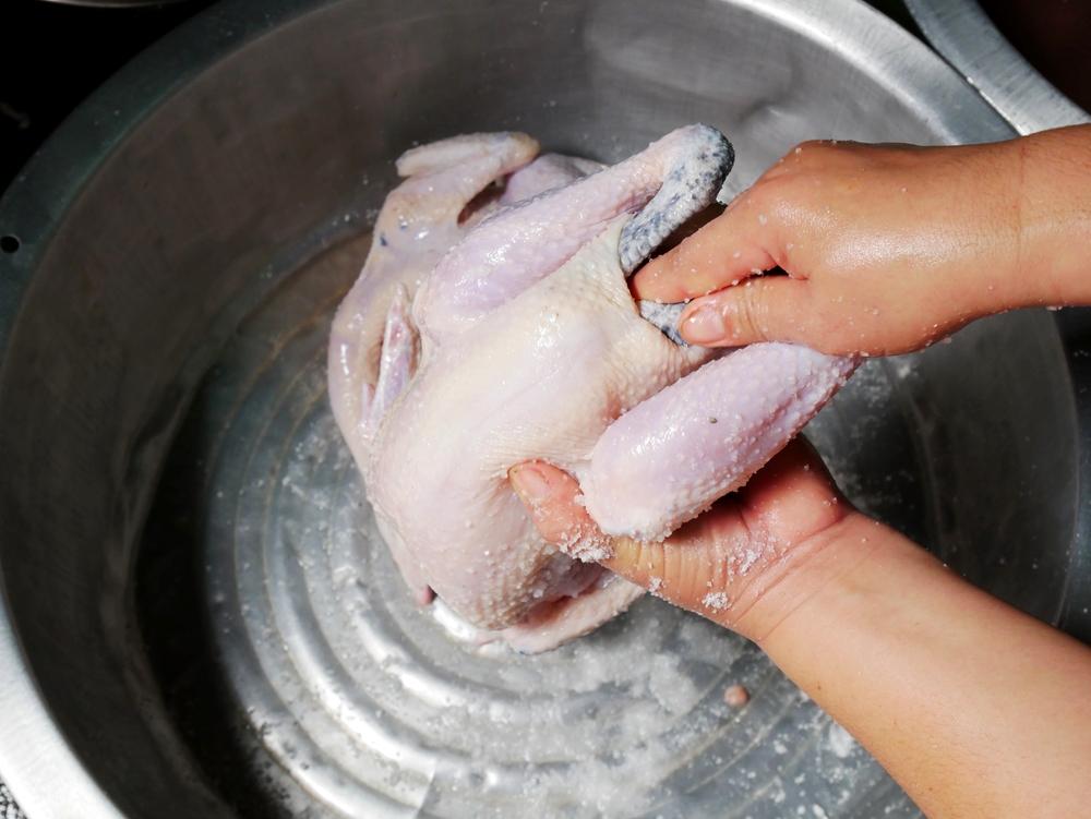 Cách luộc gà cúng không bị nứt da, vàng đẹp siêu dễ cho nàng dâu trổ tài vào bếp
