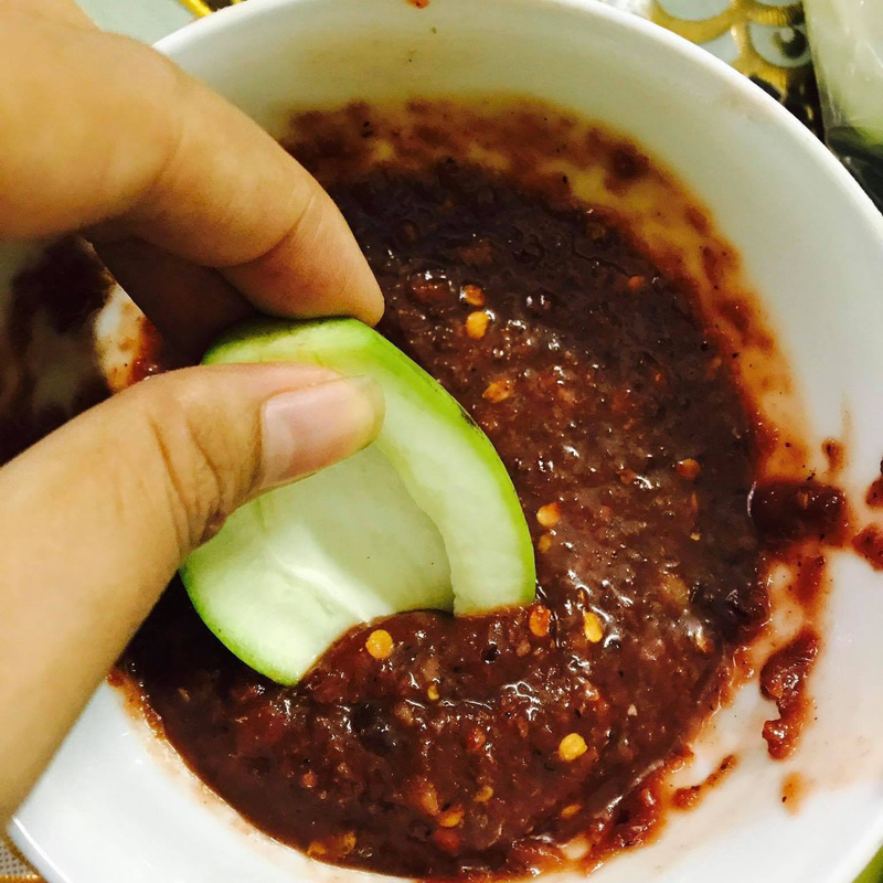 Bầu ăn xoài non mắm ruốc được không?