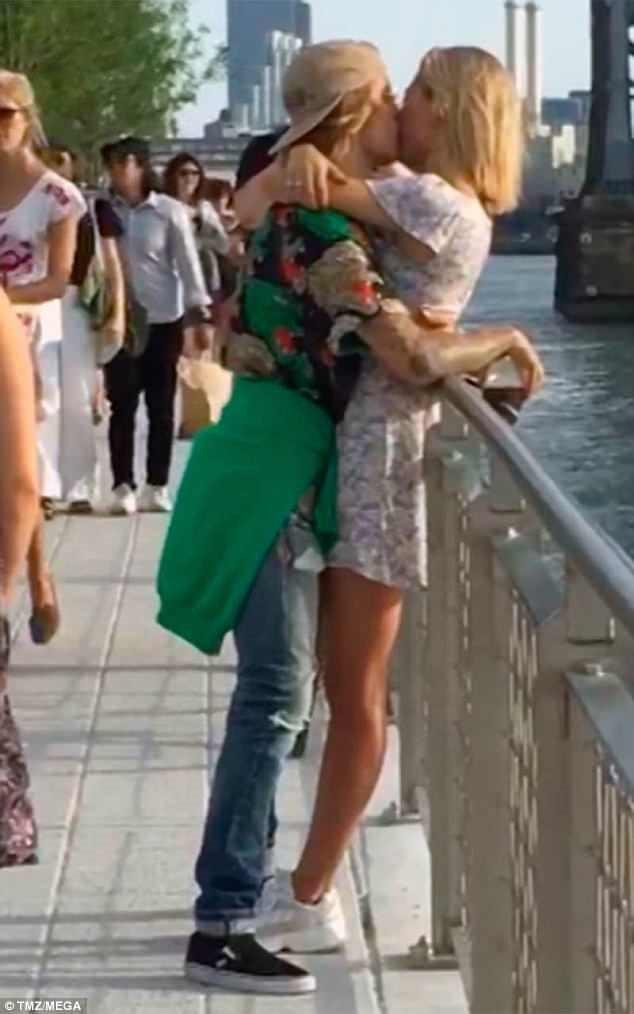 Hailey Baldwin va Justin Bieber hon nhau anh 2