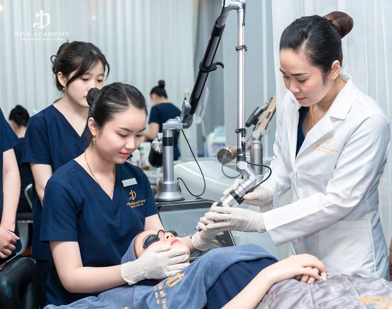 Phụ nữ có gia đình nên học nghề gì nhanh và có thu nhập cao?