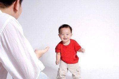 Trẻ ở giai đoạn này sẽ bắt đầu tập đi