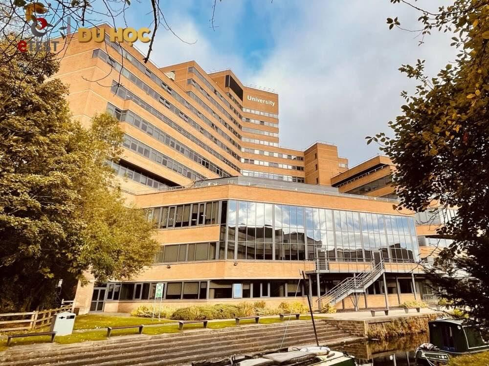 Đại học Huddersfield: Tổng quan học phí, học bổng chi tiết
