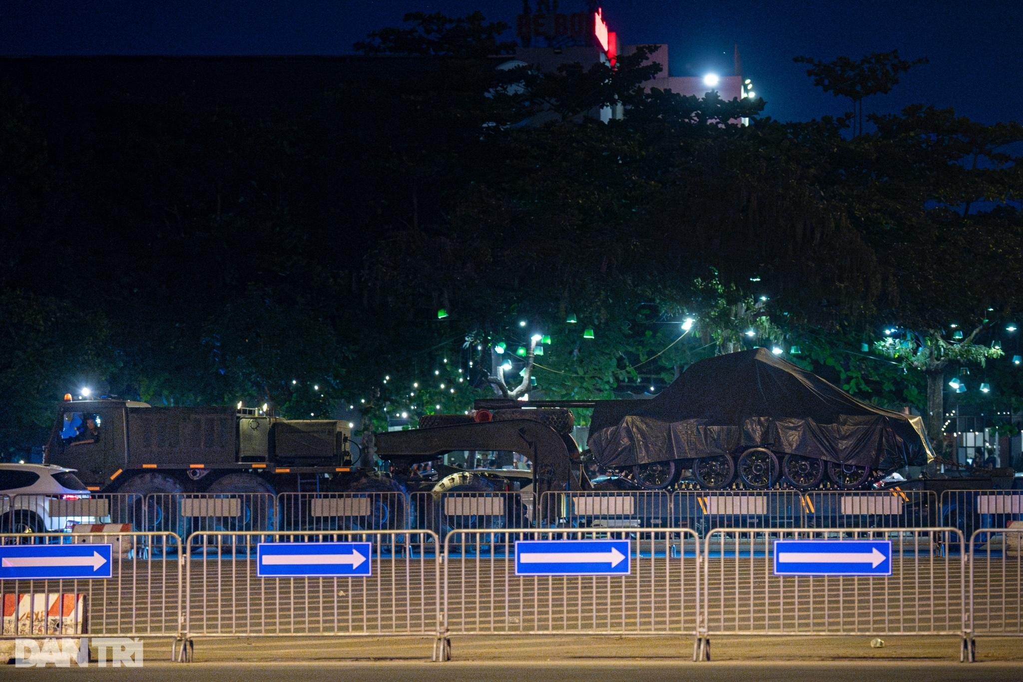 Hình ảnh 2 xe tăng T-54 huyền thoại xuất hiện giữa đêm tại SVĐ Mỹ Đình