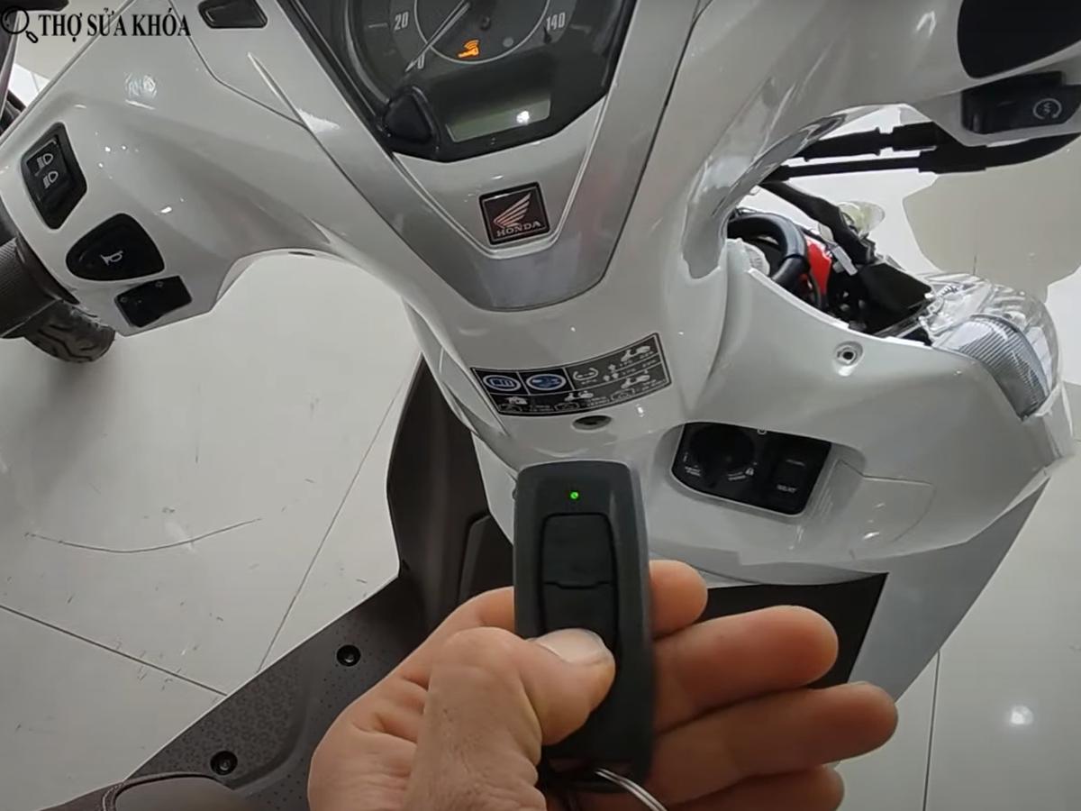 Cách Mở Xe Vision Khi Chìa Khóa Hết Pin Đơn Giản Thành Công 100%