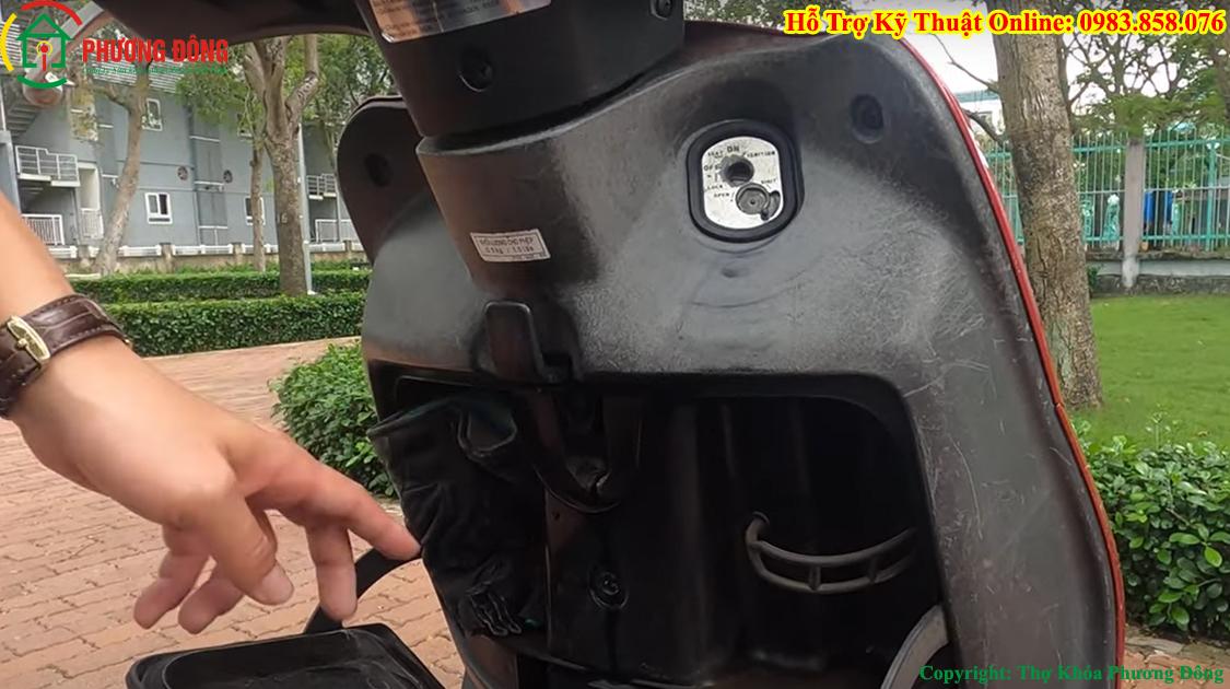 Cách mở cốp xe Lead đời cũ bằng chìa khóa Chuẩn kỹ thuật hãng Honda