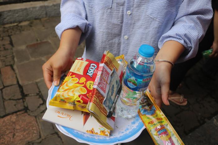 Thí sinh nườm nượp đến Văn Miếu - Quốc Tử Giám cầu may trước kì thi lớp 10