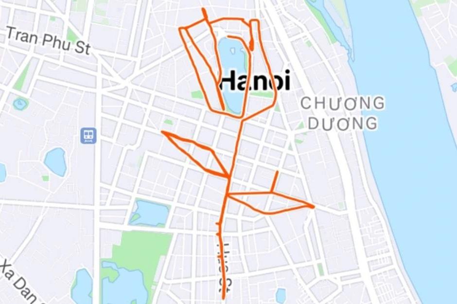 Người đàn ông ở Hà Nội chạy 14,02km "vẽ" hình bông hồng tặng vợ