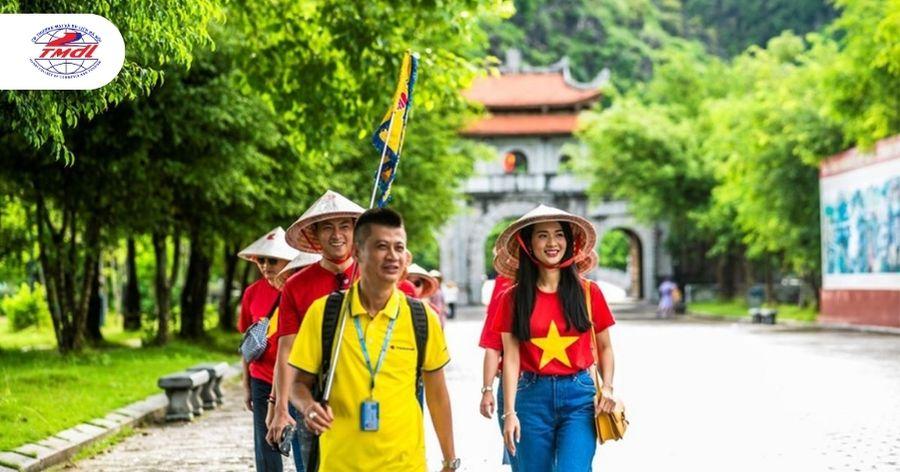 Hướng dẫn viên du lịch học gì? Cơ hội nghề nghiệp ra sao?