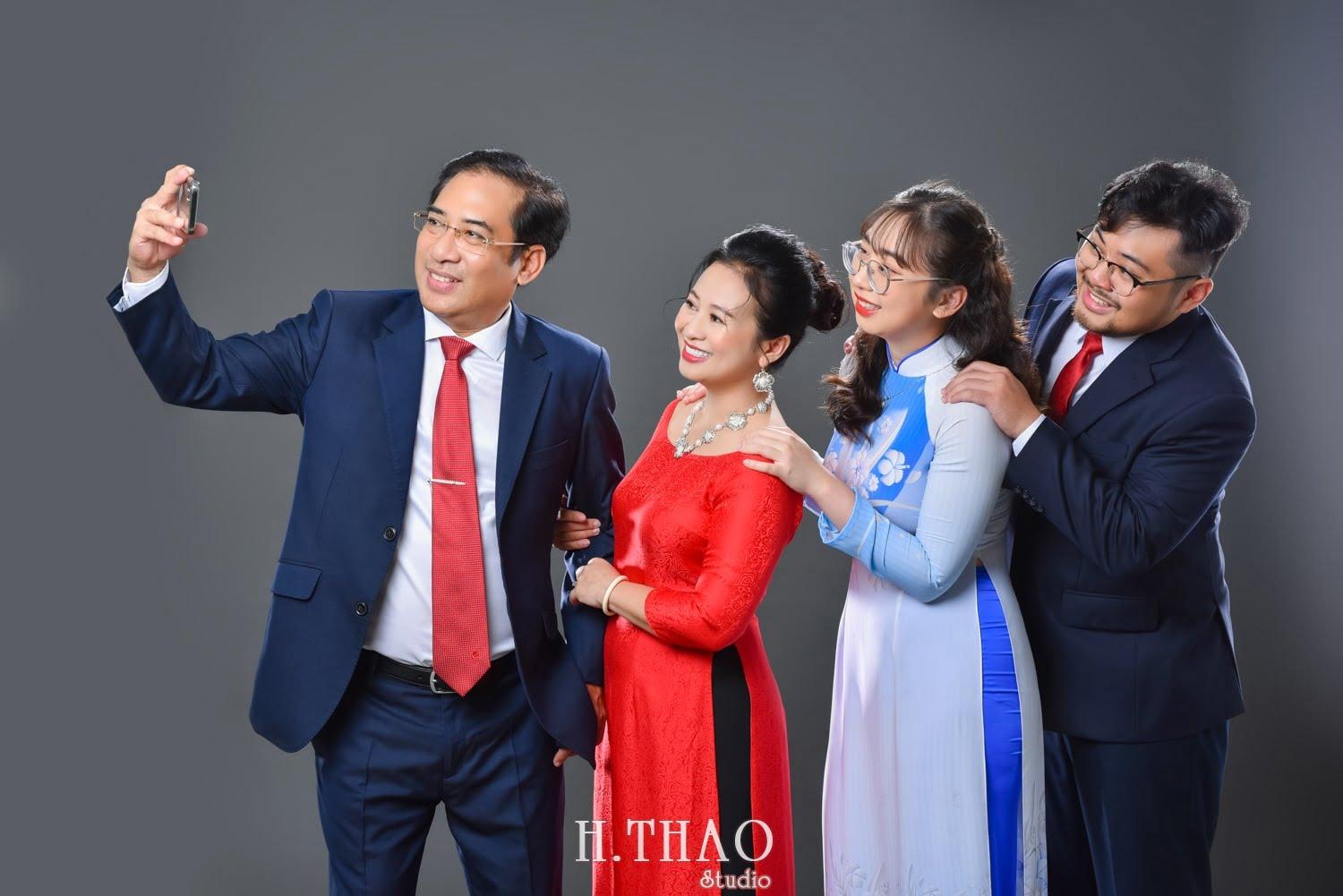 #45 Cách tạo dáng chụp ảnh gia đình 4 người ấn tượng nhất – HThao Studio