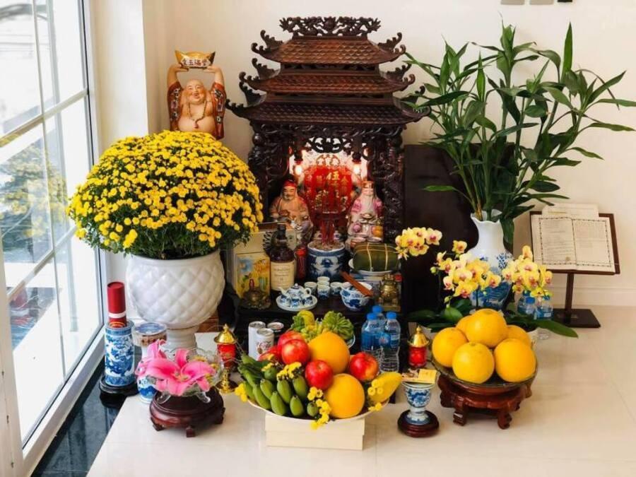 Tham khảo ngay: Đặt bàn thờ Thần Tài ở cửa hàng thế nào để buôn may bán đắt?