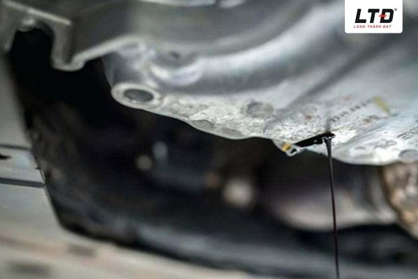 Xe máy bị rò rỉ nhớt do đâu? Có nguy hiểm không?