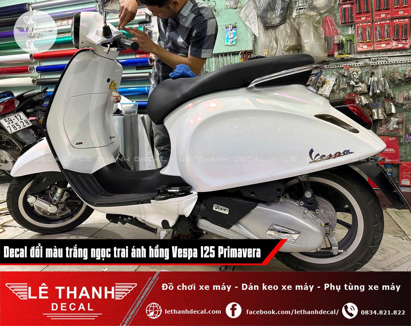 Dán decal đổi màu trắng ngọc trai ánh hồng Vespa 125 Primavera