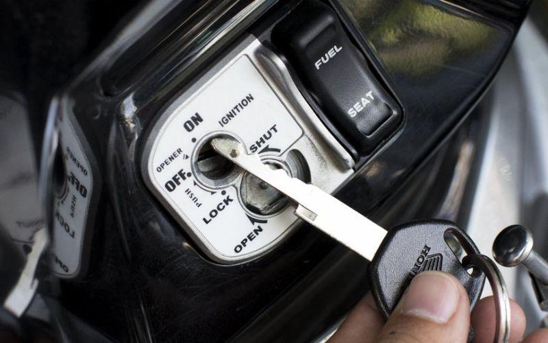 Cách khóa cổ xe Air Blade đời mới, đời cũ cực dễ