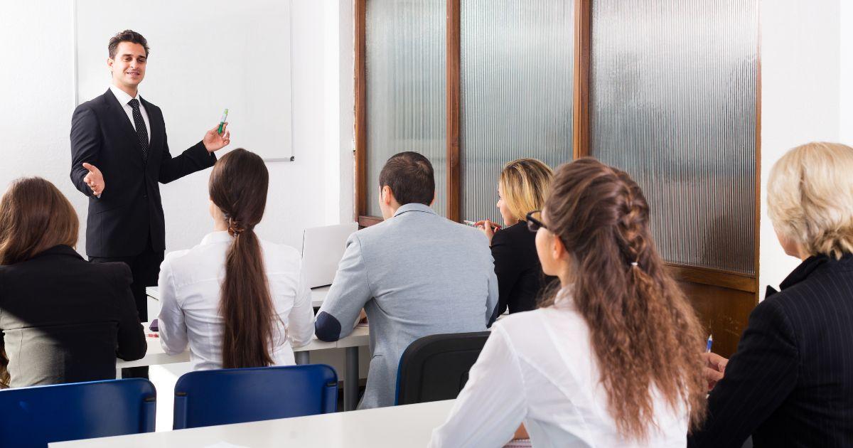 Top 15 Khóa học kinh doanh thực chiến hàng đầu năm 2025