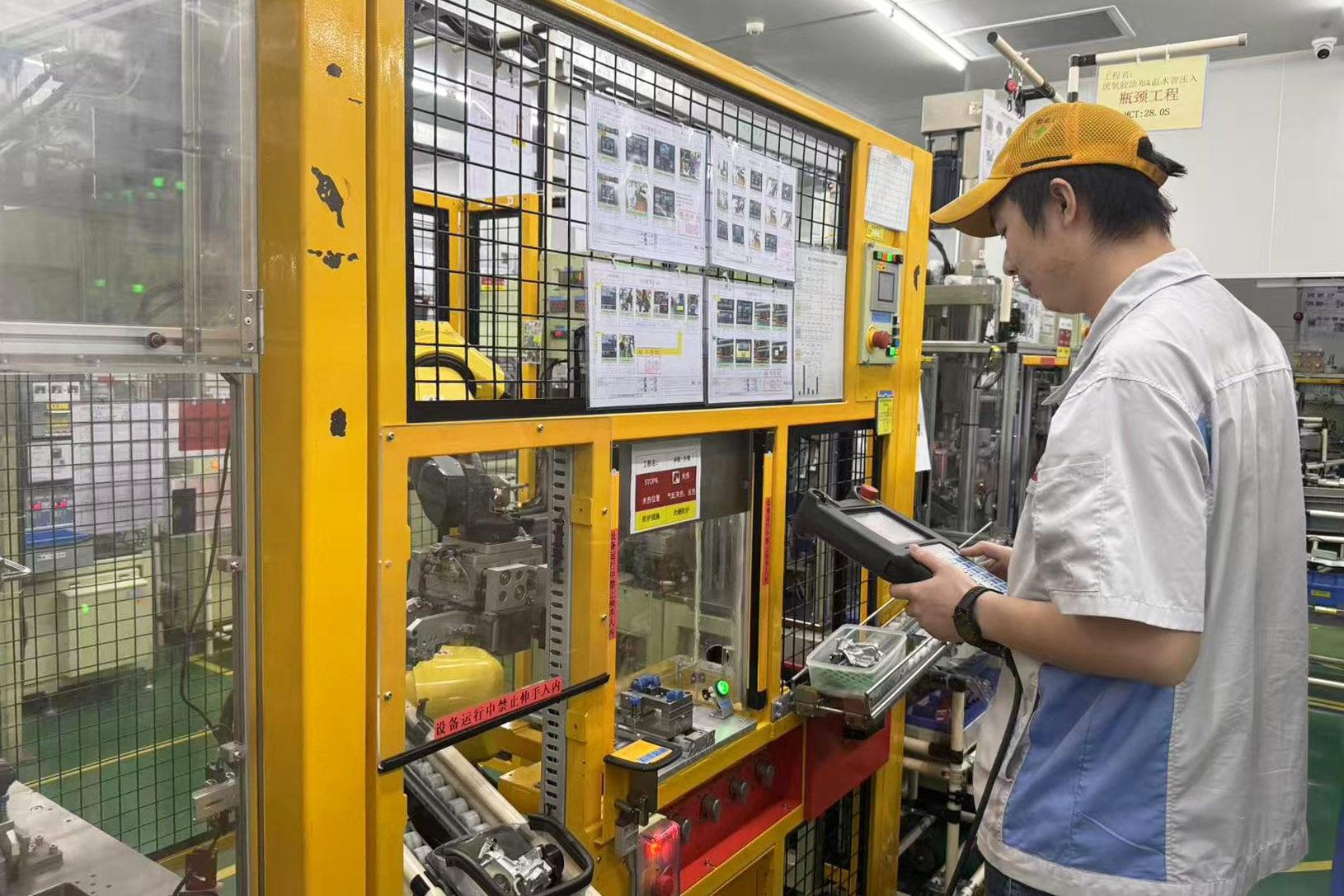 Lo bị sa thải, công nhân “chạy đua” học thành… kỹ sư