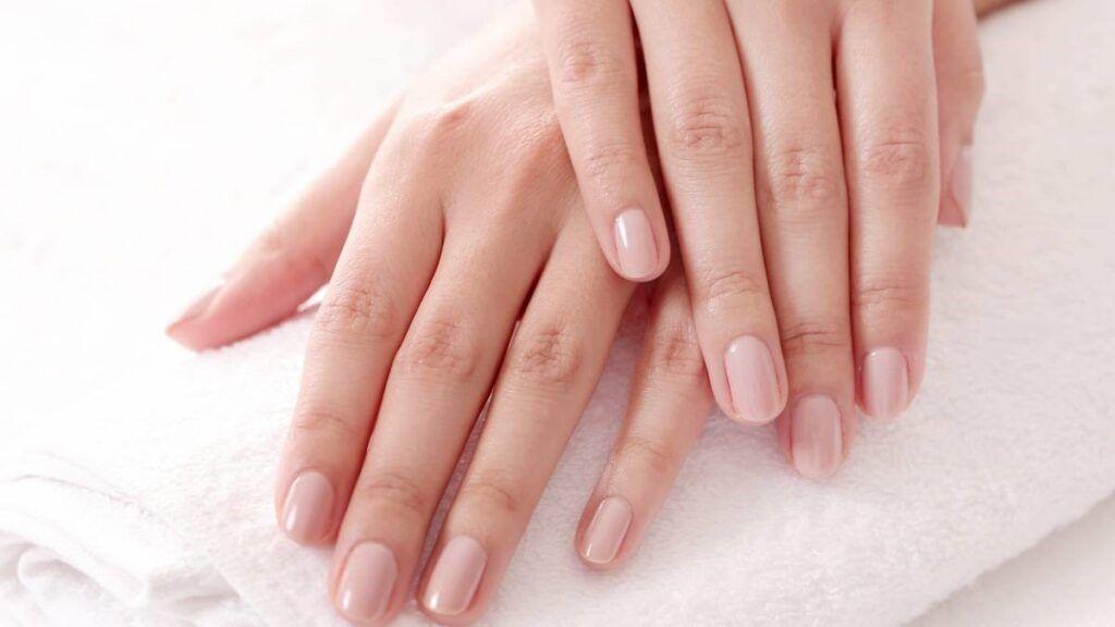 Cách chăm sóc móng tay chắc khỏe trong ngày Tết