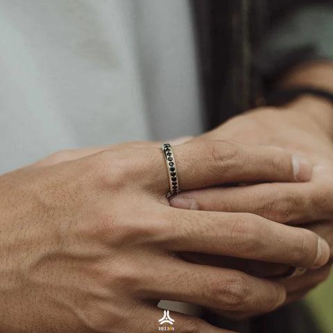 Ý nghĩa nhẫn nam đeo ngón trỏ? Nên đeo nhẫn tay trái hay phải