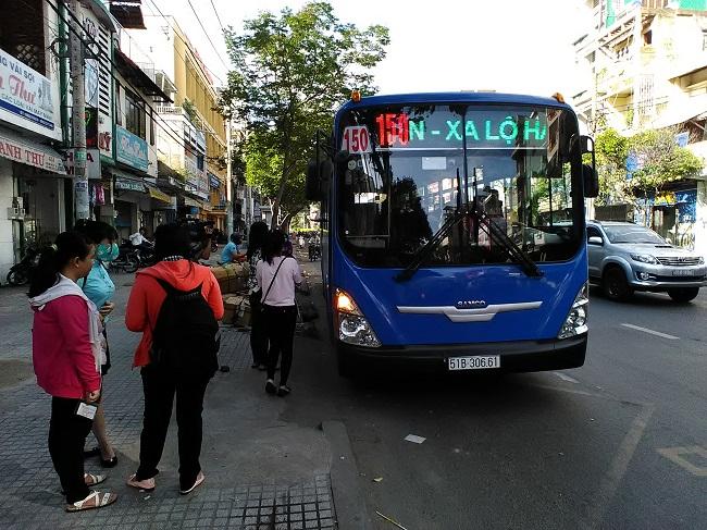 Đi xe buýt, bạn trẻ thảnh thơi giữa dòng xe máy ngược xuôi
