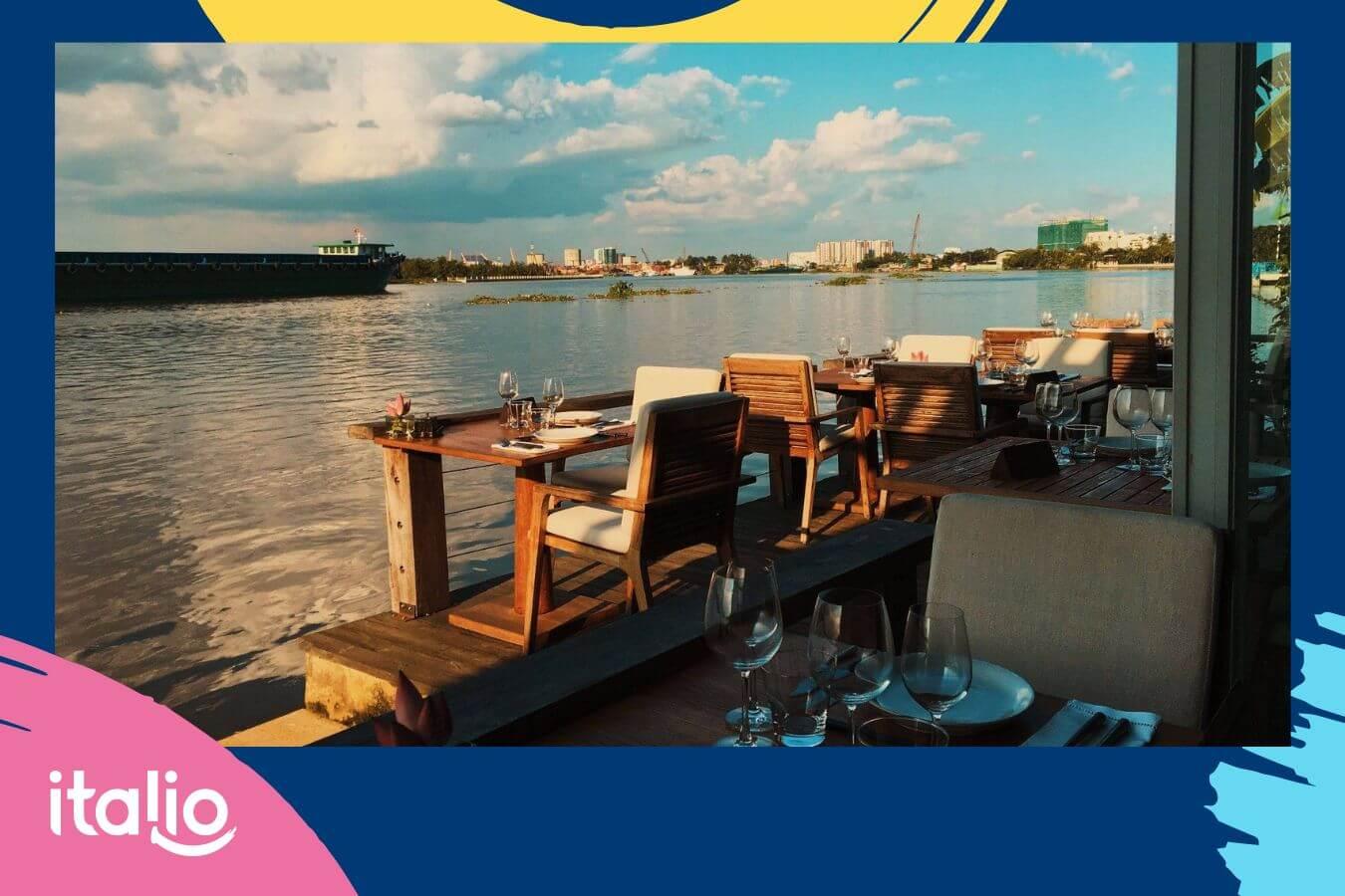 Quán có không gian ngoài trời thoáng đãng, lý tưởng cho những ngày nắng đẹp