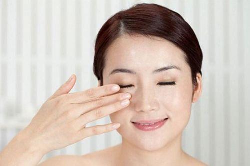 Mát xa mắt 30 giây theo cách này sẽ làm giảm quầng thâm mắt của bạn